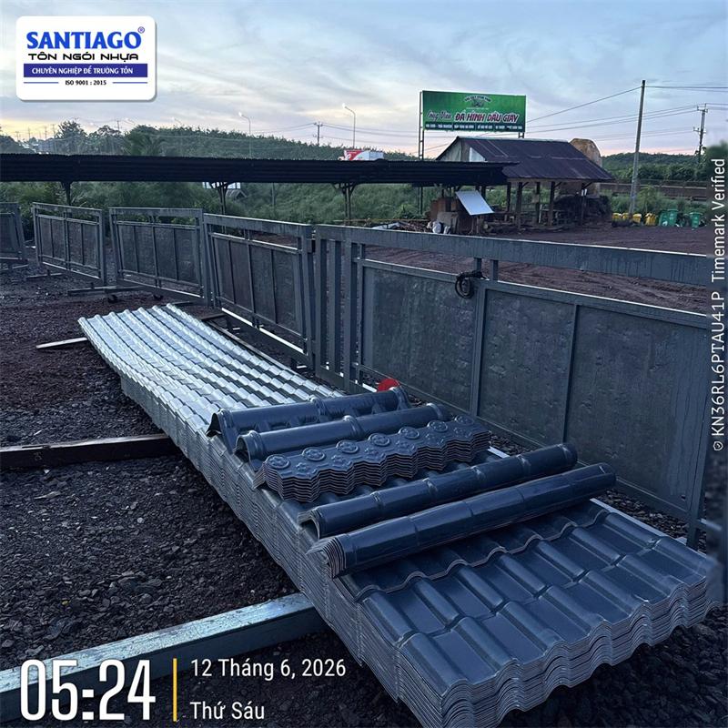 Tôn nhựa màu xám Santiago giao tới công trình