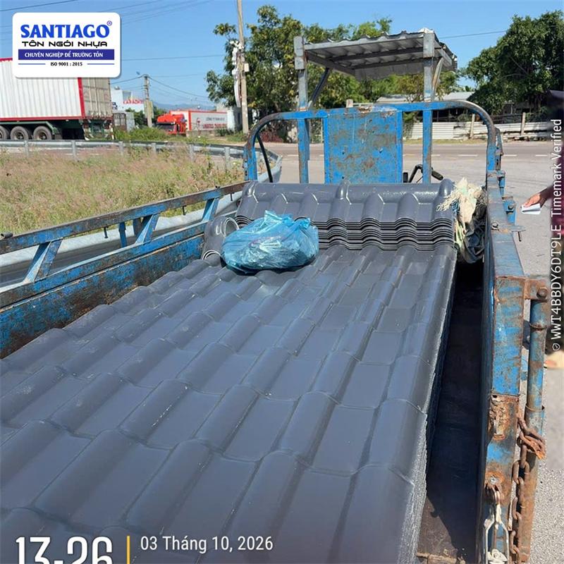 Tôn nhựa màu xanh dương Santiago giao tới công trình