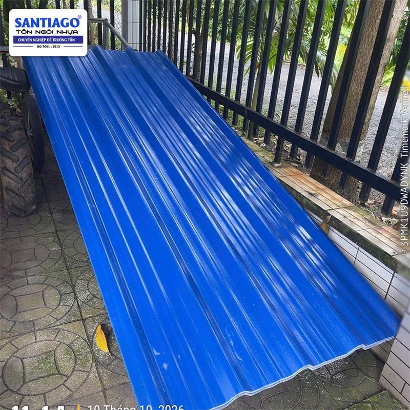 Tôn nhựa màu xanh dương Santiago giao tới công trình