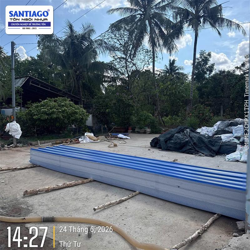 Tôn nhựa màu xanh dương Santiago giao tới công trình