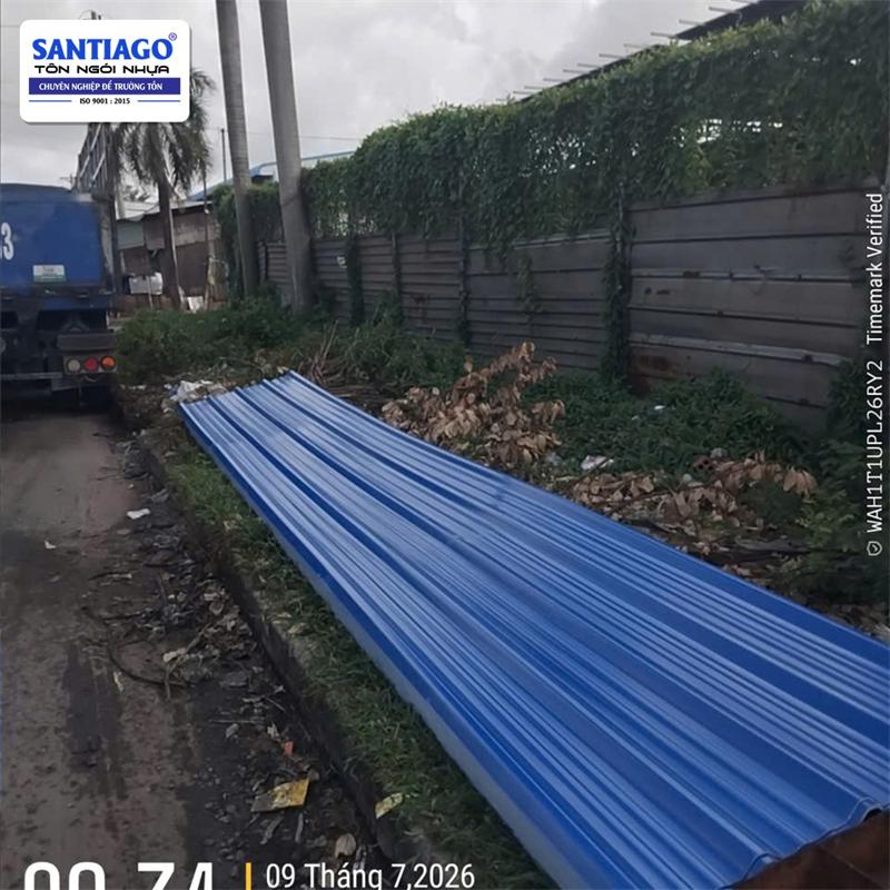 Tôn nhựa màu xanh dương Santiago giao tới công trình