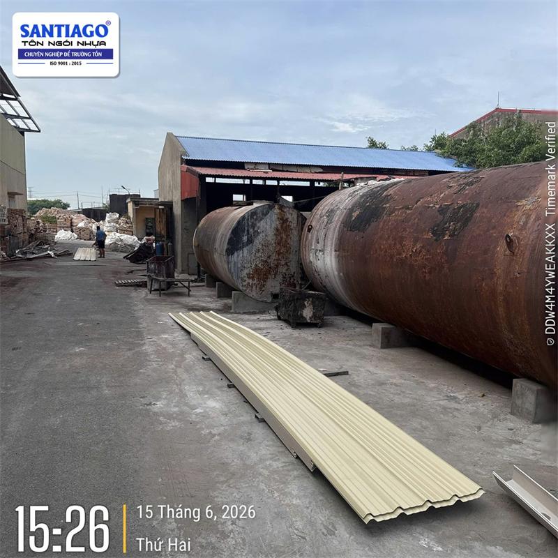 Tôn nhựa màu kem Santiago giao tới công trình