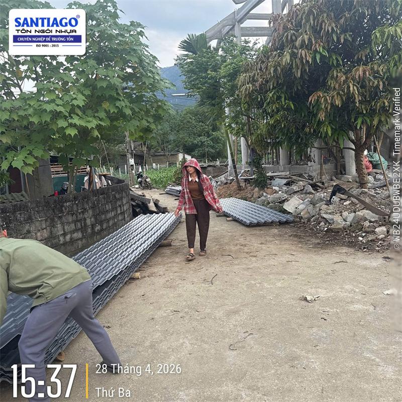 Tôn nhựa màu xám Santiago giao tới công trình