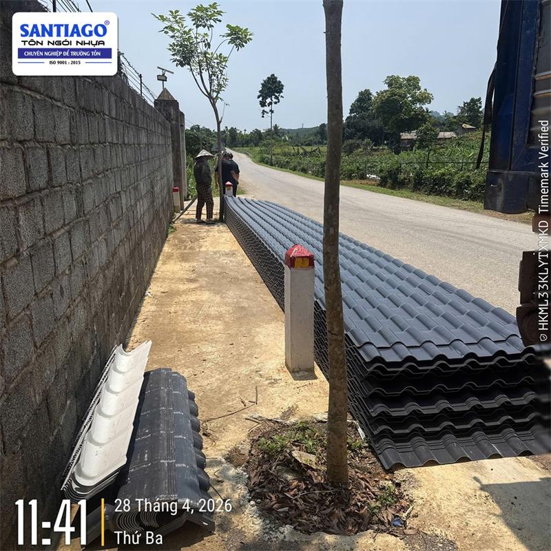 Tôn nhựa màu xám Santiago giao tới công trình
