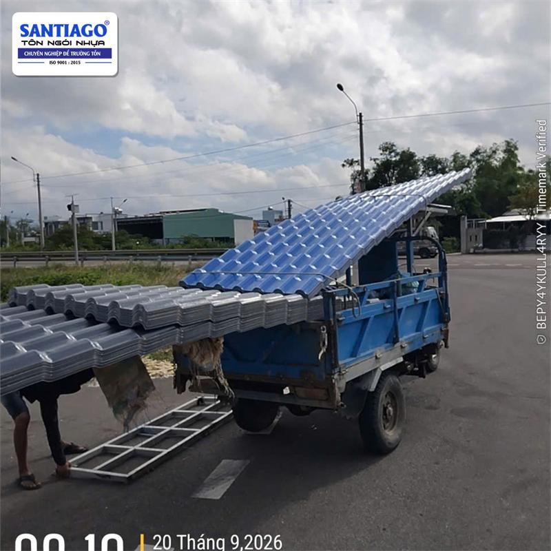 Tôn nhựa màu xanh dương Santiago giao tới công trình