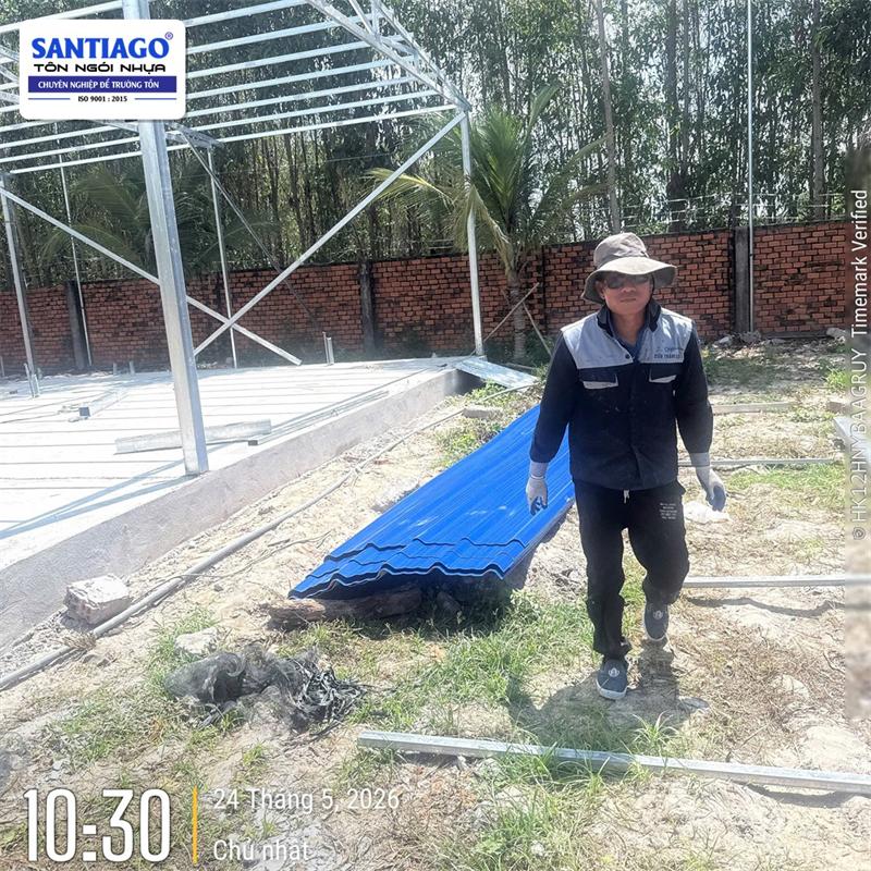 Tôn nhựa màu xanh dương Santiago giao tới công trình