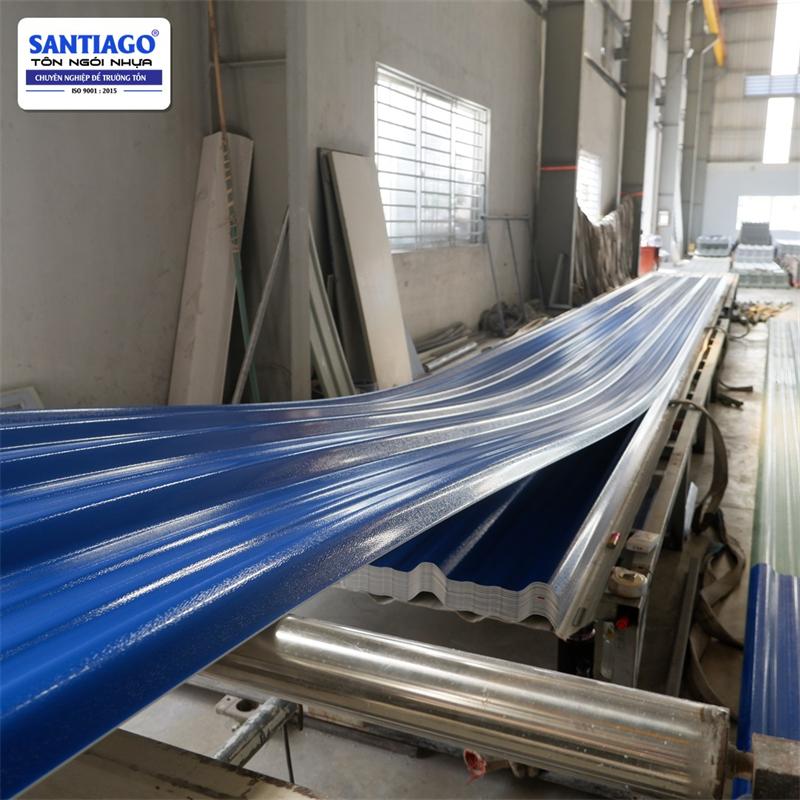 Tôn nhựa màu xanh dương tại nhà máy Santiago