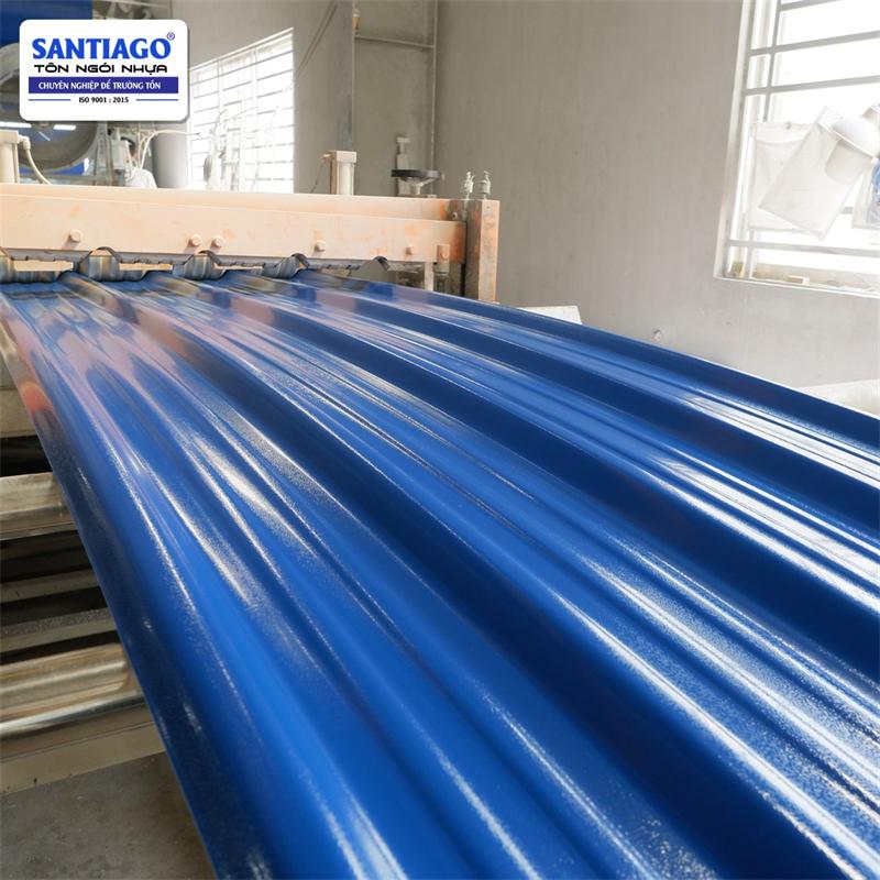 Tôn nhựa màu xanh dương tại nhà máy Santiago