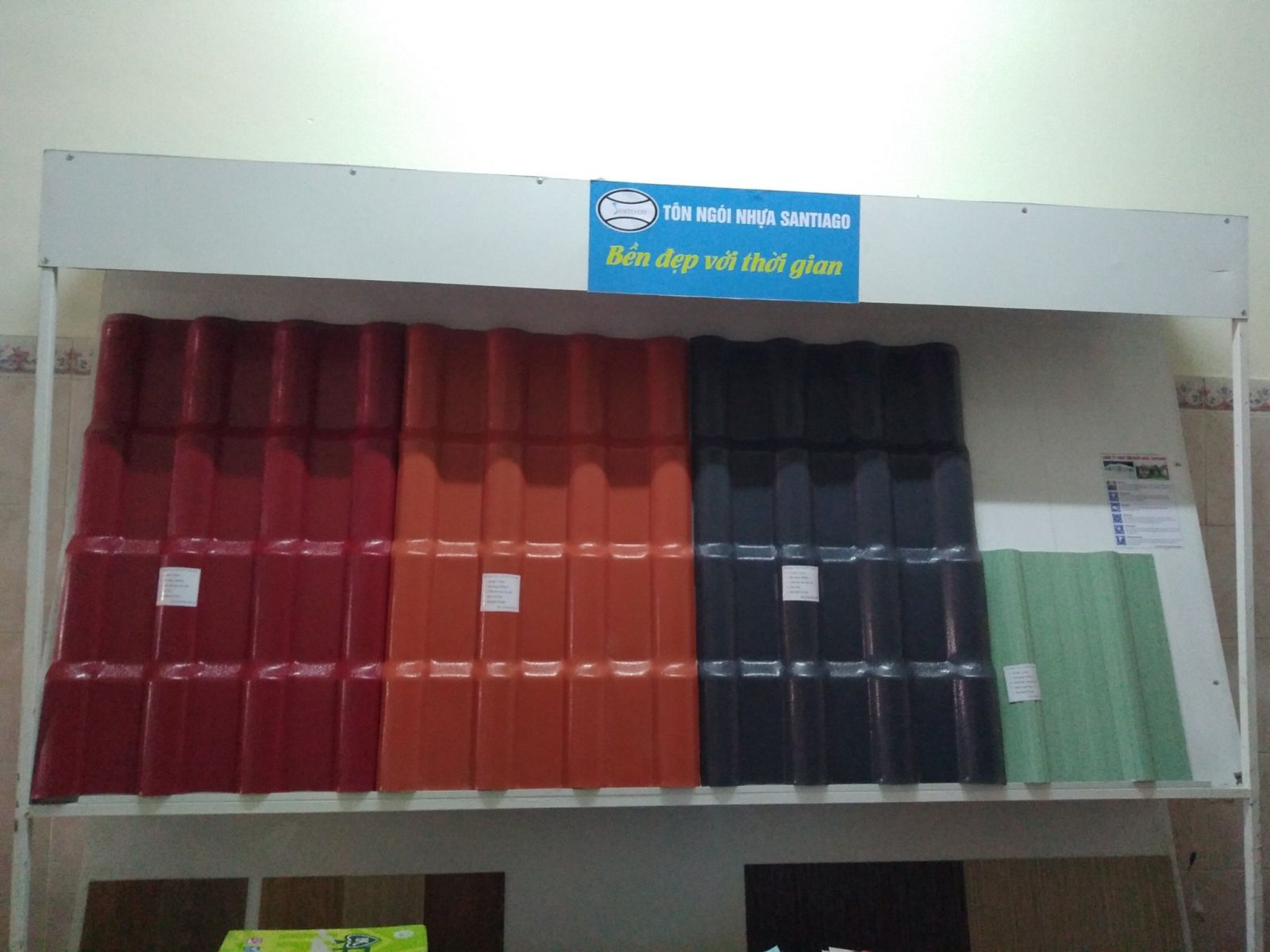 trưng bày tôn nhựa ngói nhựa tại công ty quang army