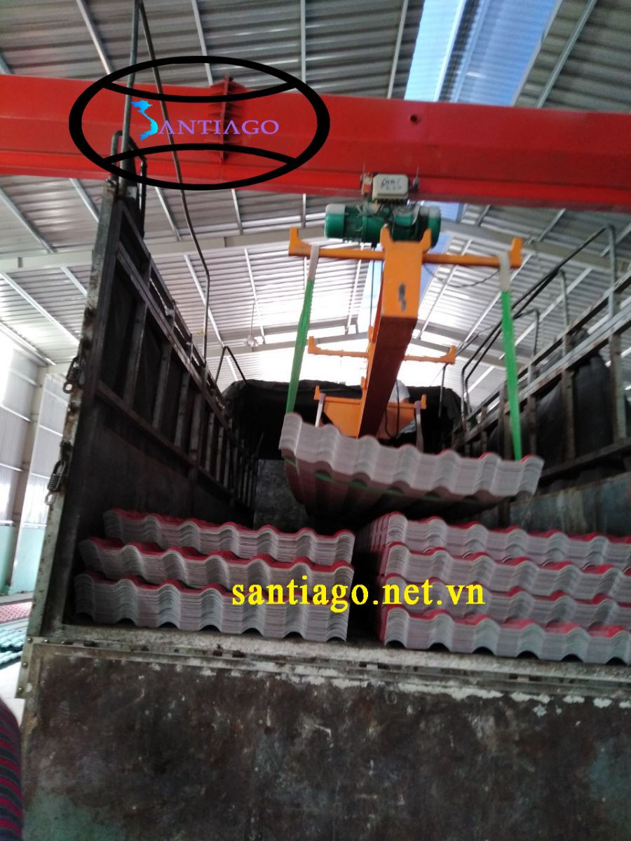 Hoạt động nâng ngói nhựa lên xe