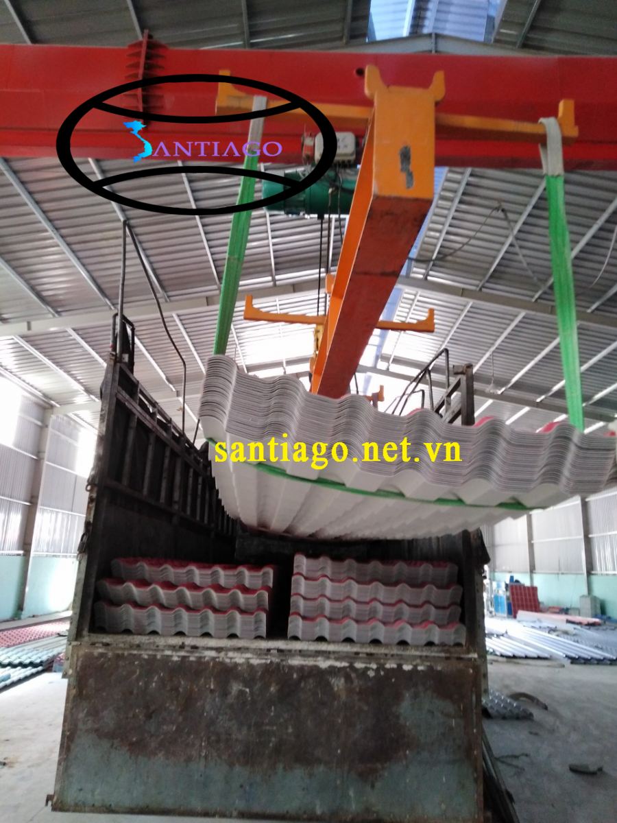 Nâng ngói nhựa lên xe bằng cần trục