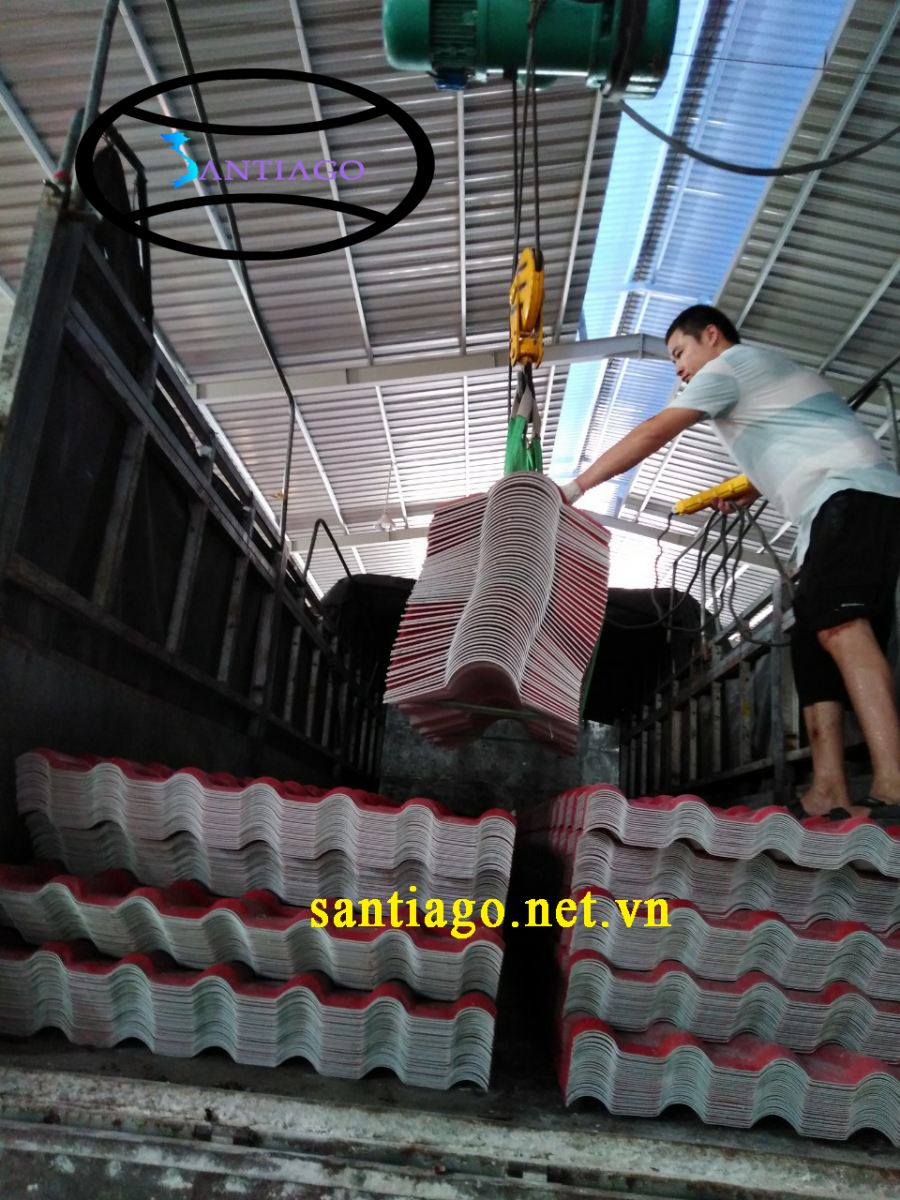 Vận chuyển ngói nhựa đến công trình tại phú quốc