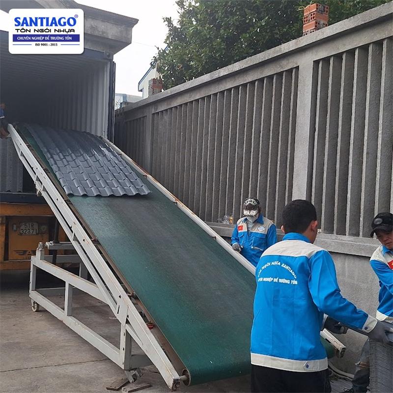 Loading an export container at the Santiago factory