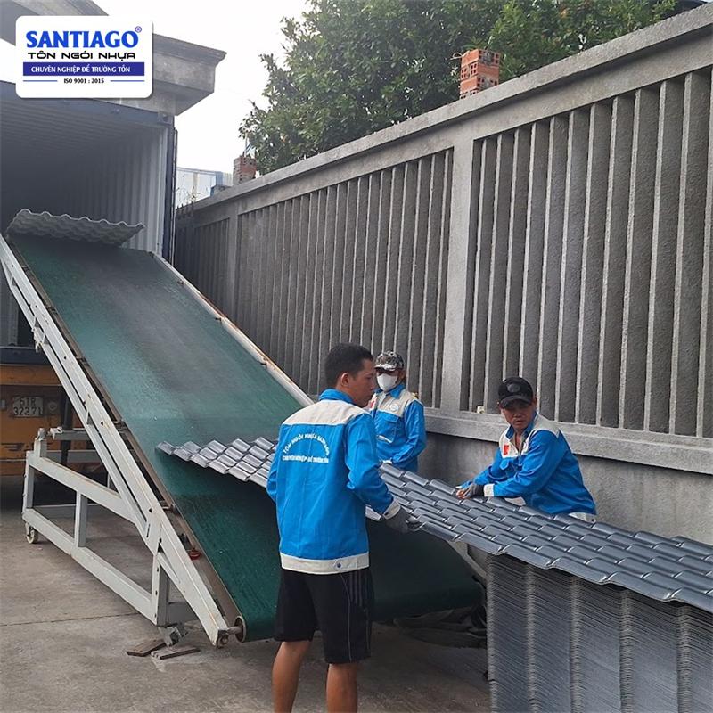 Loading an export container at the Santiago factory