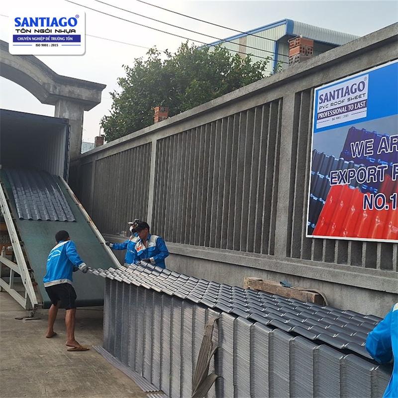 Loading an export container at the Santiago factory