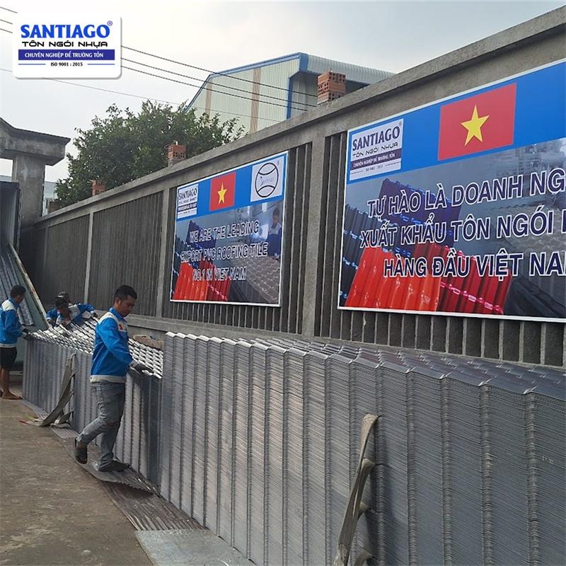 Loading an export container at the Santiago factory