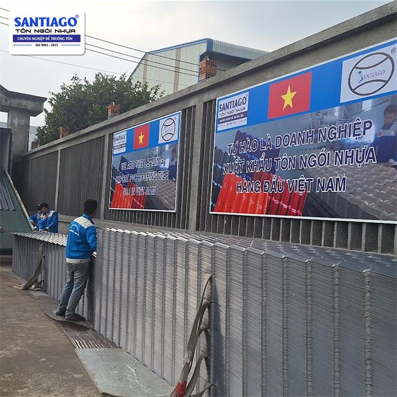 Loading an export container at the Santiago factory